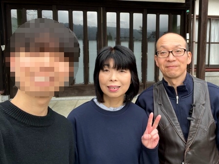 ���֑O�Őe�q3�l�ŋL�O�ʐ^