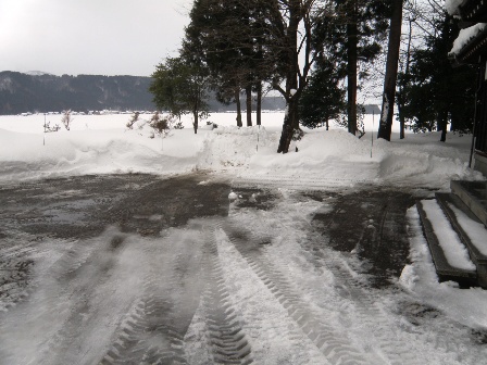 �����̒��i�\���֑O�j�̗l�q